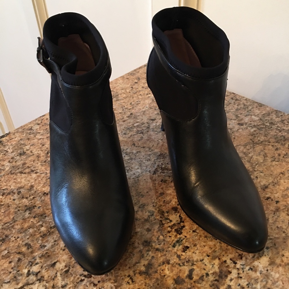 Taryn Rose blk leather ankle booties w/ buckle 9M